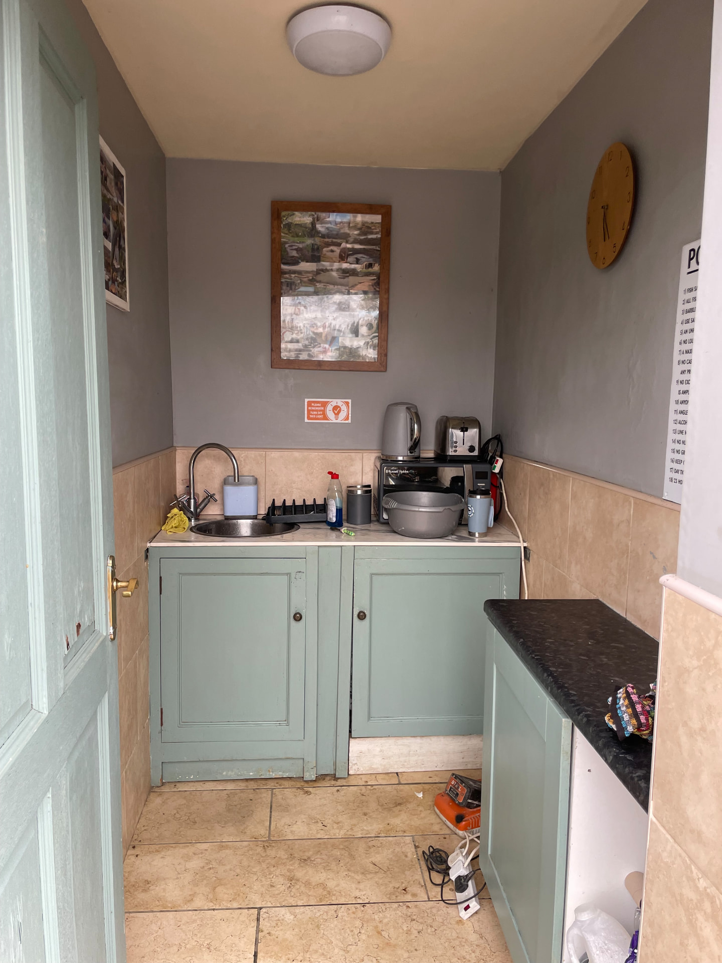 Wash-up room with a sink, kettle, toaster and microwave